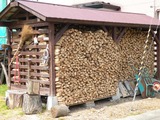 薪の小屋満杯