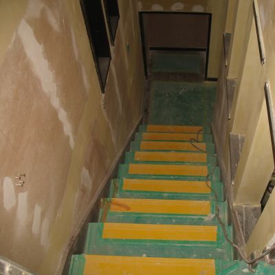 薪ストーブ設置工事　東京都２３区内　　階段・・・