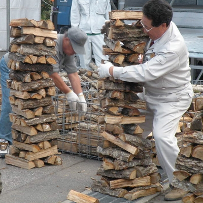薪ストーブの薪を積む