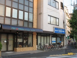 薪ストーブ屋の近所で、行列・・・