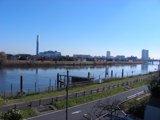 川の近くで・・・