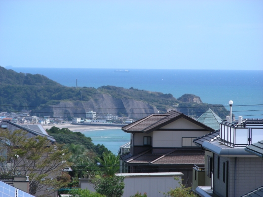 屋根から海が・・・