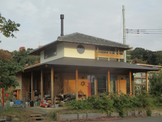 道路を挟んで・・・