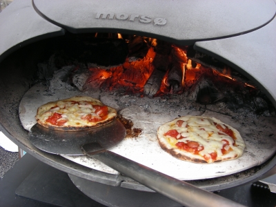 アウトドアオーブンピザ焼き上がり