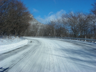 峠の雪道