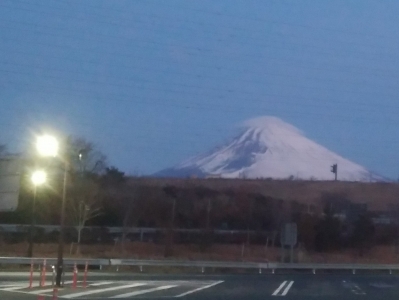 日の出前の富士山