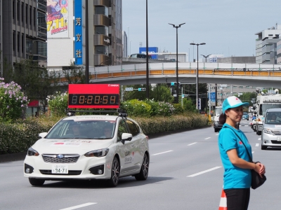 女子先導車