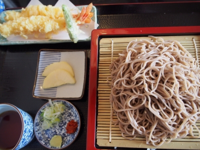 昼食の天ぷら蕎麦