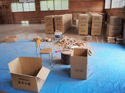 体育館で小割作り